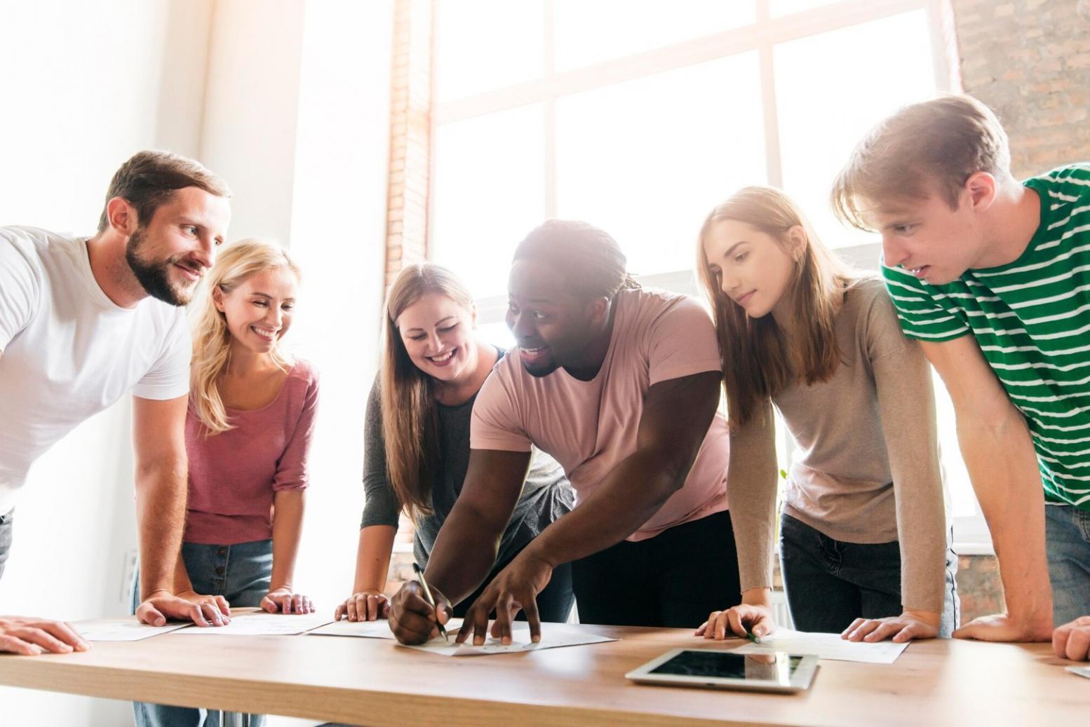 Strategische Finanzplanung Arbeitsplatz mit Kalendern und Dokumenten